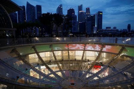 　１１月２３日、シンガポール貿易産業省は第３・四半期の国内総生産（ＧＤＰ）を前年同期比４．１％増に下方改定。２０２３年の成長率が０．５─２．５％に鈍化すると予想した。２０２０年１２月撮影（２０２２年　ロイター／Edgar Su）