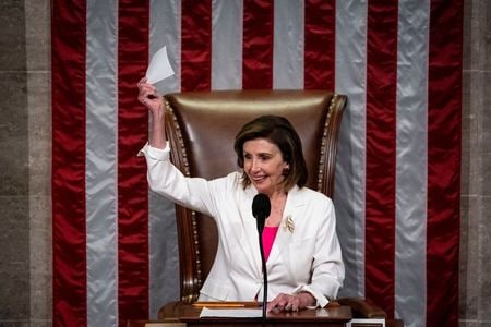 米議会下院は１９日、バイデン大統領の看板政策の一つである１兆７５００億ドル規模の気候変動・社会保障関連歳出法案「ビルド・バック・ベター（よりよき再建）」を賛成２２０、反対２１３で可決した。ペロシ下院議長。１１月１９日、ワシントンで撮影（２０２１年　ロイター／Al Drago）
