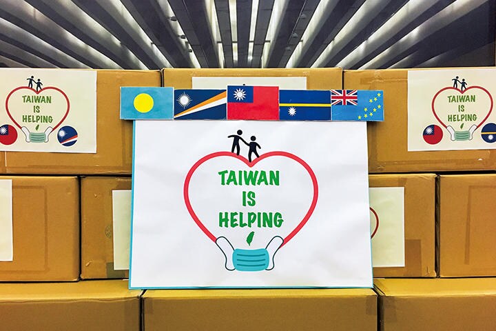 国交のあるオセアニアの国々などに支援を申し出た（写真は寄贈式のために積み上げられたマスクの箱）　BEN BLANCHARD-REUTERS