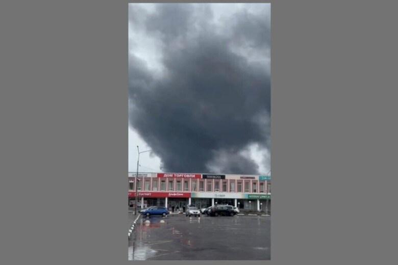 ６月１日、 ウクライナはロシア・シベリアの軍事基地を攻撃し、核兵器を搭載可能な長距離爆撃機を攻撃した。写真はロシア・ムルマンスク地方で立ち上る煙。地元当局はウクライナのドローン攻撃によるものとしている。１日にソーシャルメディアに投稿された動画より（２０２５年　ロイター）