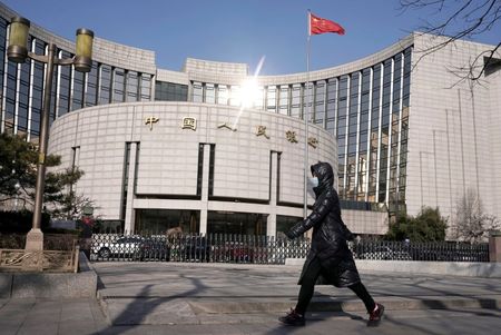 ３月２２日、中国人民銀行（中央銀行）の陳雨露・副総裁は、新型コロナウイルスの経済への影響に対処するため、国際的な政策協調の強化が必要との認識を示した。北京の人民銀前で２月撮影（２０２０年　ロイター/Jason Lee）
