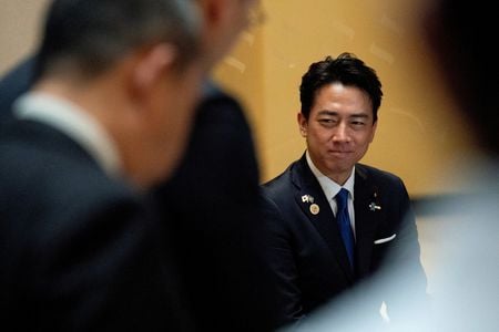 　１０月２２日、小泉進次郎防衛相は就任会見で、次世代動力を活用した潜水艦の保有に向けた政策を推進するとした自民党と日本維新の会の合意について、原子力を含め「あらゆる選択肢を排除しない」と語った。写真はマニラで行われたＡＳＥＡＮ農相会合で２日撮影（２０２５年　ロイター／Lisa Marie David）
