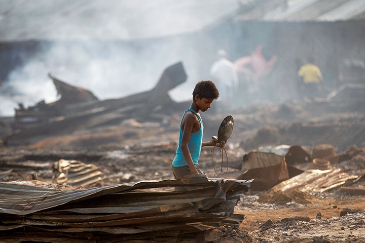 破壊されたロヒンギャの村を歩く少年 Sof Zeya Tun-REUTERS