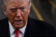 正気を失った？──トランプ、エプスタイン疑惑について野次られ「中指を立てる」！