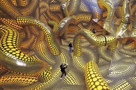 97歳の草間彌生、なお世界を魅了――ケルンで創作70年の大回顧展