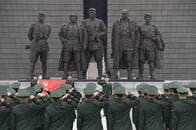 軍人の「英雄化」続く中国、批判は違法に