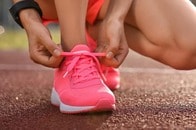 なぜ女性用ランニングシューズは健康に悪いのか...「小さくしてピンクにする」の弊害【最新研究】