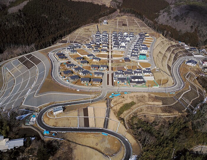 女川町宮ヶ崎（2017年）。山を切り開き造成された宅地に均質な家が立ち並ぶ。震災後の新たな景観に戸惑いを感じた