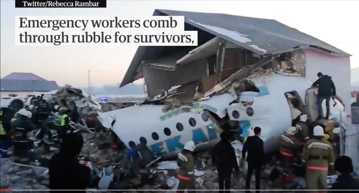 カザフスタンのアルマトイ空港によると、アルマトイ付近で、乗員5人・乗客95人の首都ヌルスルタン行き旅客機が墜落した。Guardian News / YouTube