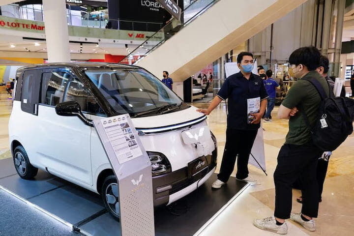 １０月２２日、電気自動車（ＥＶ）などの電池に使われる希少金属（レアメタル）は、採掘と電池廃棄の過程で環境問題を引き起こす恐れがあるため再生利用（リサイクル）が重要だが、東南アジアは他の地域に比べて取り組みが遅れている。写真は２０２３年２月、ジャカルタの商業施設に展示されたＥＶ（２０２４年　ロイター/Willy Kurniawan）