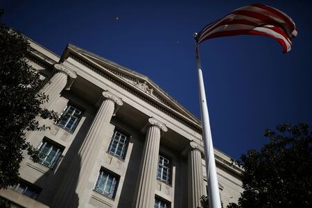 　米フロリダ州の連邦地裁は１５日、トランプ前大統領の邸宅から押収した機密文書について、司法省の即時検証再開を認めない判断を示した。写真はワシントンの司法省建物。２０２０年１２月撮影(２０２２年　ロイター/Tom Brenner)