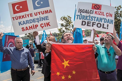 ウイグル人弾圧に抗議するイスタンブールの反中国デモ Ahmet Bolat-Anadolu Agency / GETTY IMAGES