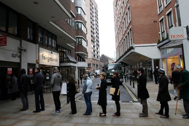 ATMに並ぶ人々　Stefan Wermuth-REUTERS