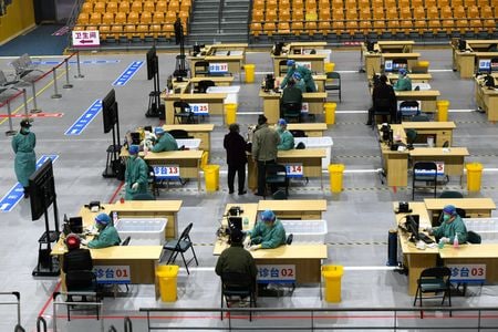 中国の地方都市では、帰省ラッシュとなる来月の春節（旧正月）を前に、新型コロナウイルス対応として医療体制の強化を急いでいる。体育館での発熱外来、福州市で２８日撮影。（2022年　ロイター/cnsphoto）