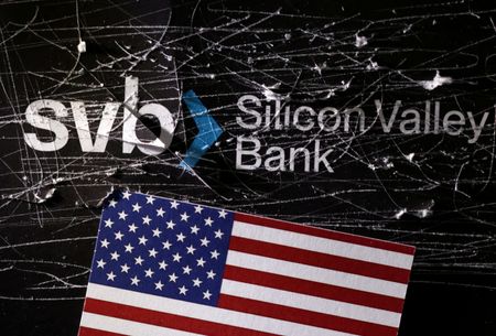 ３月２２日、    イエレン米財務長官は、シリコンバレー銀行（ＳＶＢ）とシグネチャー・バンクの経営破綻を受けた資金流出を抑制するため、全米の銀行が流動性比率を高めていると述べた。写真はSVBのロゴと米国旗のイメージ。１３日撮影（２０２３年　ロイター/Dado Ruvic）