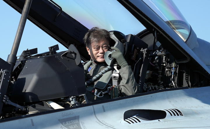 韓国初の国産戦闘機「FA50」に搭乗する文在寅大統領　Yonhap via REUTERS
