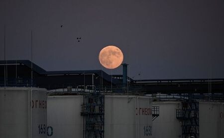 ７月７日、米エネルギー省エネルギー情報局（ＥＩＡ）は、今年の米国の原油生産は日量６０万バレル減の１１６３万バレルになるとの見通しを示し、予想される減少幅は従来予想の日量６７万バレルよりも小幅にとどまるとした。ロシア・オムスクの石油貯蔵施設で６月撮影（２０２０年　ロイター/Alexey Malgavko）