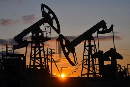 アジア時間２日序盤の原油先物は上昇。ロシアとウクライナが攻撃を激化させる中、供給を巡る懸念が強まった。写真は２０２３年６月、ロシアのタタルスタン共和国で撮影（２０２５年　ロイター/Alexander Manzyuk）
