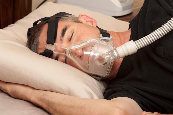 CPAP（持続陽圧呼吸療法）を使った治療が効果的と言われる　BVDC-iStock