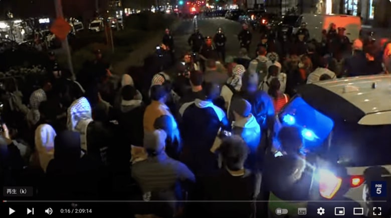 警官隊と対峙するコロンビア大学のデモ隊　FOX 5 Washington DC/YouTube