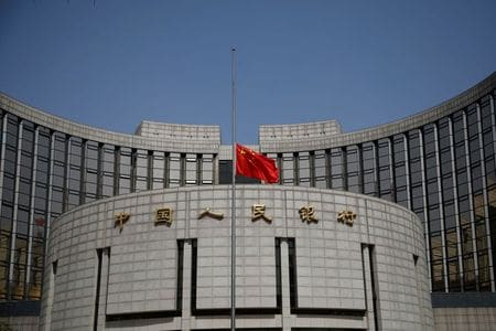 　５月２６日、中国人民銀行（中央銀行）は、期間７日のリバースレポを実施した。金利<CN7DRRP=PBOC>は２．２０％に据え置いた。写真は北京で４月撮影（２０２０年　ロイター／CARLOS GARCIA RAWLINS）