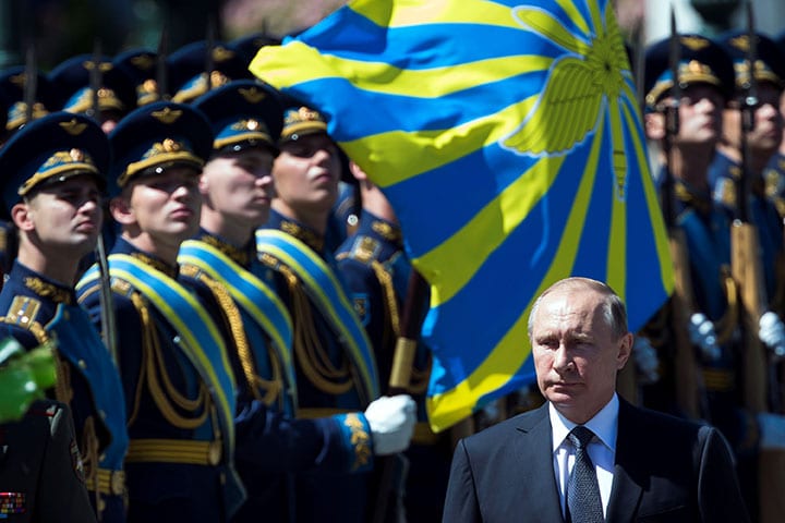 ナチス・ドイツのソレン攻撃75周年で軍旗を背にしたプーチン　Alexander Zemlianichenko/Pool--Reuters