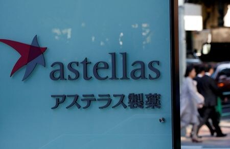 米食品医薬品局（ＦＤＡ）は１２日、アステラス製薬が開発した閉経に伴うホットフラッシュ（ほてり）などの治療薬「Veozah（一般名フェゾリネタント）」を承認した。写真はアステラス製薬のロゴ。東京で２０１９年撮影。（2023年 ロイター/Kim Kyung-Hoon/File Photo）