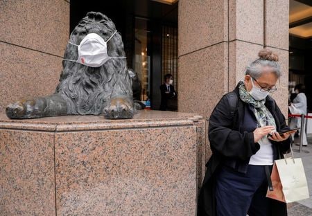 　４月２３日、政府が東京都や関西圏に３度目の緊急事態宣言を発令すれば、４─６月期の実質国内総生産（ＧＤＰ）の下振れは避けられないとの見方が多い。２度目の宣言に比べて厳しい措置となる見通しで、ＧＤＰの約５割を占める消費に打撃となる。都内の百貨店で２２日撮影（２０２１年　ロイター/Androniki Christodoulou）