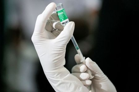 　３月３０日、インドの医薬品規制当局が、国内で生産されている英製薬・アストラゼネカの新型コロナウイルスワクチンについて、使用期限が６カ月とされているにもかかわらず、最大９カ月間の使用を認めたことが、ロイターが確認した文書などで明らかになった。スリランカ・コロンボで１月２９日撮影（２０２１年　ロイター/Dinuka Liyanawatte）