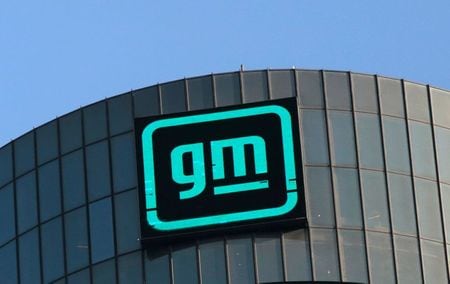 ５月２７日、米自動車大手ゼネラル・モーターズ（ＧＭ）は、世界的な半導体不足を受けて停止した組立工場の稼働を間もなく再開すると発表した。写真は３月１６日、米ミシガン州デトロイトのＧＭ本社（２０２１年　ロイター／Rebecca Cook）