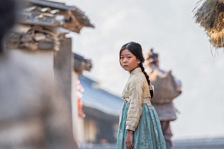 チョン・ユナが演じている主人公ソンジャの幼少期　APPLE TV+