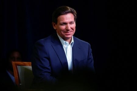 　３月２８日、２０２４年米大統領選の共和党候補指名争いで有力候補と目されるデサンティス・フロリダ州知事（写真）はイスラエルを来月訪問する。写真はアイオワで１０日撮影（２０２３年　ロイター／Jonathan Ernst）