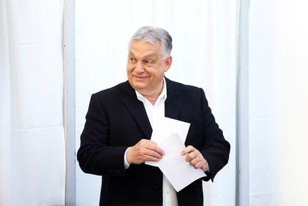 ブダペストで行われたハンガリー議会選挙で投票するオルバン首相。4月12日撮影。REUTERS/Lisi Niesner