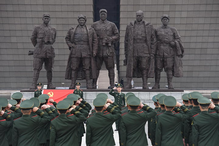 中国共産党と人民解放軍の歴史を学び敬礼する武装警察部隊（3月、安徽省合肥の渡江戦役記念館で）　cnsphoto/REUTERS