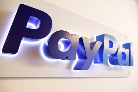 オンライン決済大手の米ペイパル・ホールディングスは２３日、英国で顧客が暗号資産（仮想通貨）の売買と保有が可能になるサービスを今週開始すると発表した。写真は同社ロゴ、２０１７年８月撮影（２０２１年　ロイター／Amir Cohen）