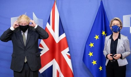 　欧州委員会のフォンデアライエン委員長（右）は１１日、英国との通商交渉について、公平な競争環境の確保とＥＵの漁船による英海域での漁業が争点となっており、依然立場に開きがあるとの認識を示した。９日ブリュッセルで代表撮影（２０２０年　ロイター）