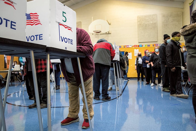 前回大統領選でミシガン州の投票所に並ぶ有権者　JOHN MOORE/GETTY IMAGES