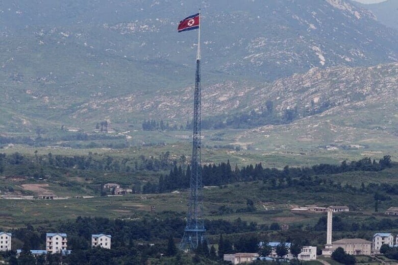 米国務省は１６日、身元を偽り米企業で働き、北朝鮮の資金調達に関与していた北朝鮮のＩＴ技術者３人に絡む情報に最大５００万ドルの懸賞金を出すと発表した。２０１０年８月撮影（２０２４年　ロイター/Jo Yong-Hak）