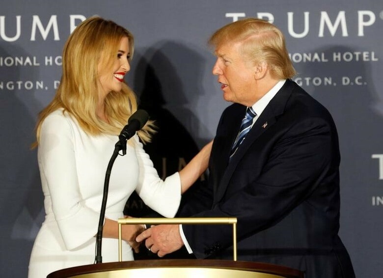３月１日、トランプ米大統領（写真右）が２月２８日の上下両院合同会議で行った演説に関して、娘のイバンカさん（写真左）が落ち着いた論調に変えるようトランプ氏に助言していたことがわかった。写真はワシントンで昨年１０月撮影（２０１７年　ロイター／Gary Cameron）