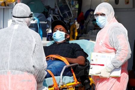 新型コロナウイルスの感染が早い段階で拡大していたイタリア北部のベネト州で６日、新型コロナに対する抗体の有無を判別する抗体検査が医療従事者を対象に開始された。ローマで撮影（２０２０年　ロイター/GUGLIELMO MANGIAPANE）