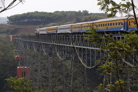 ９月２９日、インドネシアは中国に高速鉄道計画を発注する方針だ。当地の日本大使館当局者が明らかにした。写真は鉄橋を通過するバンドン発ジャカルタ行き列車。８月２５日撮影。（２０１５年　ロイター／ Darren Whiteside）