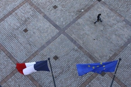 　３月１０日、仏レゼコー紙に掲載されたエラベの世論調査によると、フランス人の約７２％がユーロ圏離脱に反対で、うち４４％は「強く反対」と回答した。写真はランスで昨年３月撮影（２０１７年　ロイター/Pascal Rossignol）