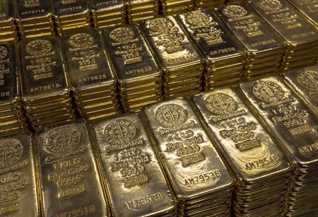 　３月２日、金価格は１％以上上昇。米国とイスラエルのイラン攻撃で地政学的緊張が高まったことを受けた。写真はスイス・メンドリジオで２０２２年７月撮影（２０２６年　ロイター／Denis Balibouse）