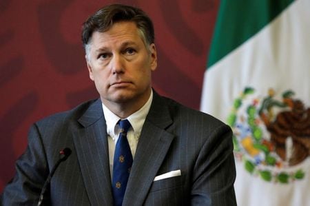 　１２月２７日、米国のクリストファー・ランドウ駐メキシコ大使（写真）は、両国国境を越えて取引される違法な武器、麻薬、資金の取り締まりを強化するため、米がメキシコと税関業務で協力する方策を検討していると語った。写真は１１月、メキシコ市内で撮影（２０１９年　ロイター／Luis Cortes）