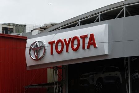 　７月６日、名古屋港のコンテナターミナルでシステム障害が４日に発生し、コンテナの積み降ろしができなくなっていた問題で、トヨタ自動車は、輸出部品の梱包ラインについて７日の稼働を停止すると明らかにした。写真はトヨタのロゴ。昨年７月、パキスタン・カラチで撮影（２０２３年　ロイター/Akhtar Soomro）