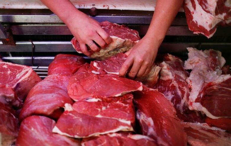 食肉加工世界最大手のブラジルJBSが身代金要求ウイルスよるサイバー攻撃を受けた問題で、米国部門の「JBS　USA」が身代金として1100万ドルを支払ったことを明らかにした。ブエノスアイレスの肉屋で先月19日撮影（2021年　ロイター／Agustin Marcarian） - RC23JN9J8LPA