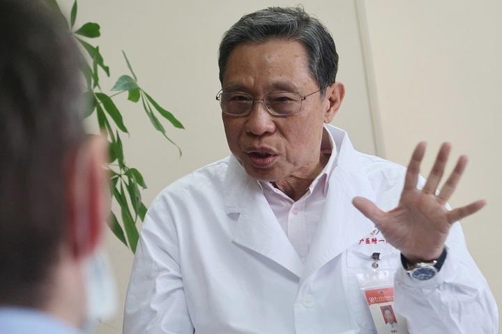 国内外のメディアの取材に応える鐘南山（2020年2月11日、広州市）　THOMAS SUEN - REUTERS