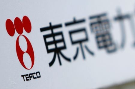 2011年6月28日、東京で開催された東京電力の定時株主総会会場への案内看板に描かれた東京電力のロゴ。REUTERS/Yuriko Nakao