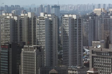 　中国の民間不動産調査大手、中国指数研究院が７日発表したデータによると、国慶節（建国記念日）などに伴う大型連休中の国内住宅販売は前年同期比１７％減少した。写真は８月、天津市で撮影（２０２３年　ロイター/Tingshu Wang）