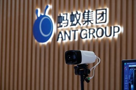 　中国人民銀行（中央銀行）と金融規制当局は２日、アリババグループ傘下の金融会社アント・グループの幹部らに指導を行った。写真はアントのロゴ。中国・浙江省のアント本社で１０月撮影（２０２０年　ロイター/Aly Song）